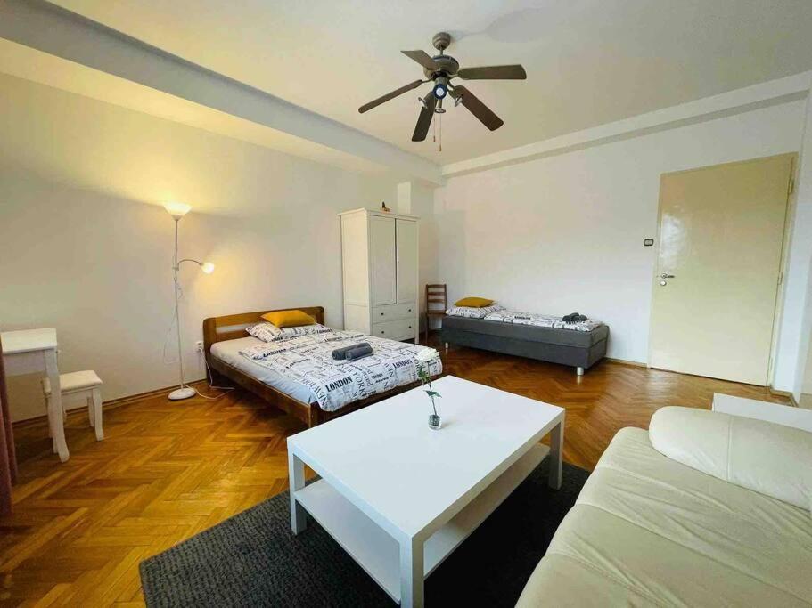Lovely 2Bdr In Center, Wifi & Self-Check In Bratislava Exterior foto