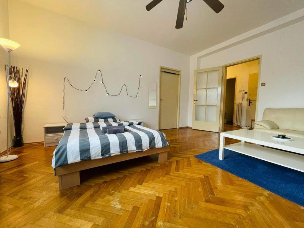 Lovely 2Bdr In Center, Wifi & Self-Check In Bratislava Exterior foto